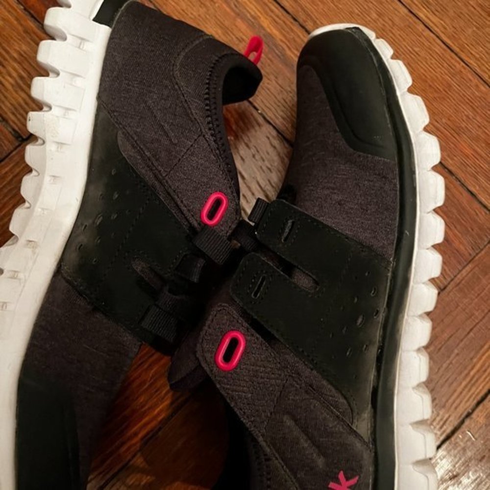 Reebok Memory Tech Sneakers‎ (Size 8 / Gently-Used)
